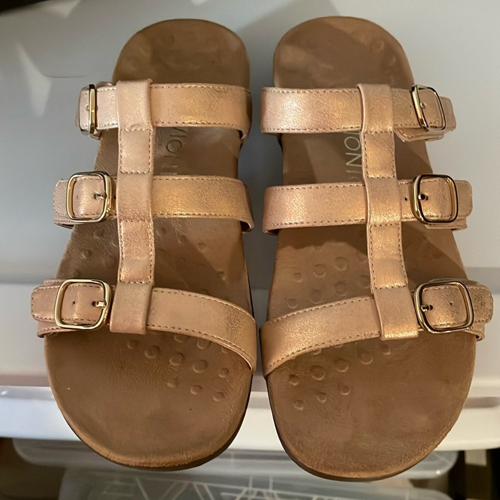 Vionic rose gold sandals with gold clasps size 8